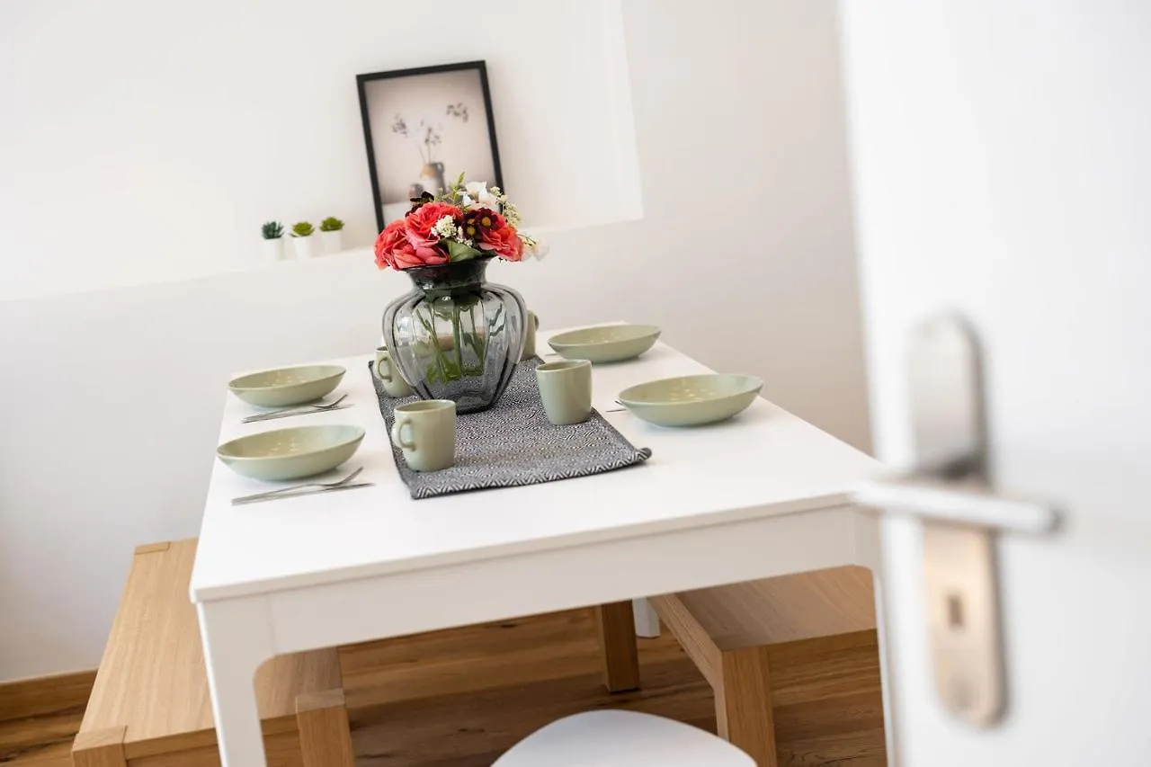 Wiesen Living - Apartment For Up To Twelve People Munich